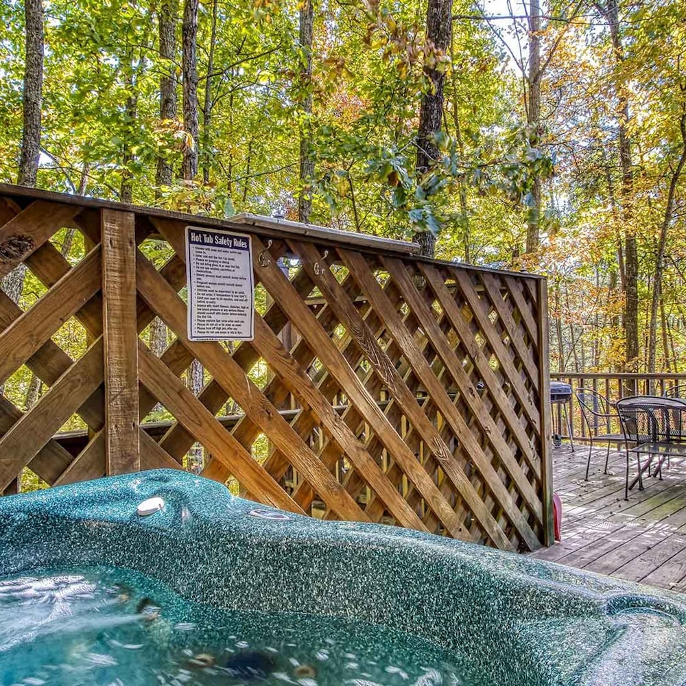 Fantastic Pet Friendly Cabin Hot Tub Fire Pit