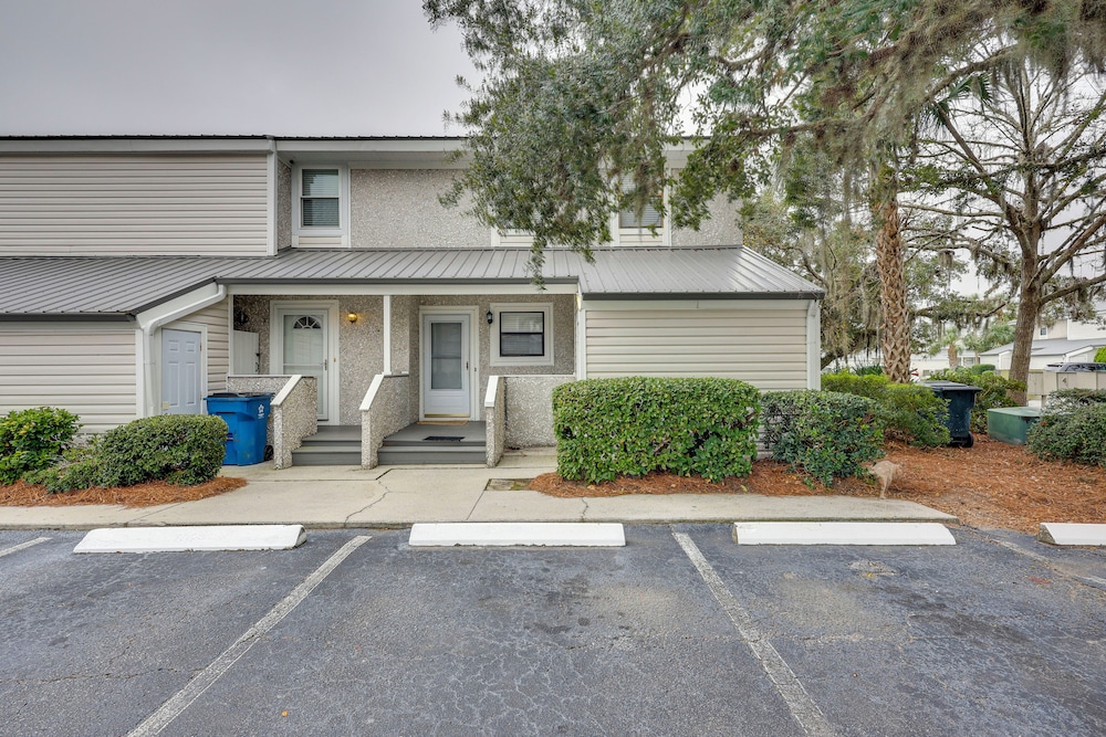 3 Mi to St Simons Beach: Gem w/ Pool Access & Deck