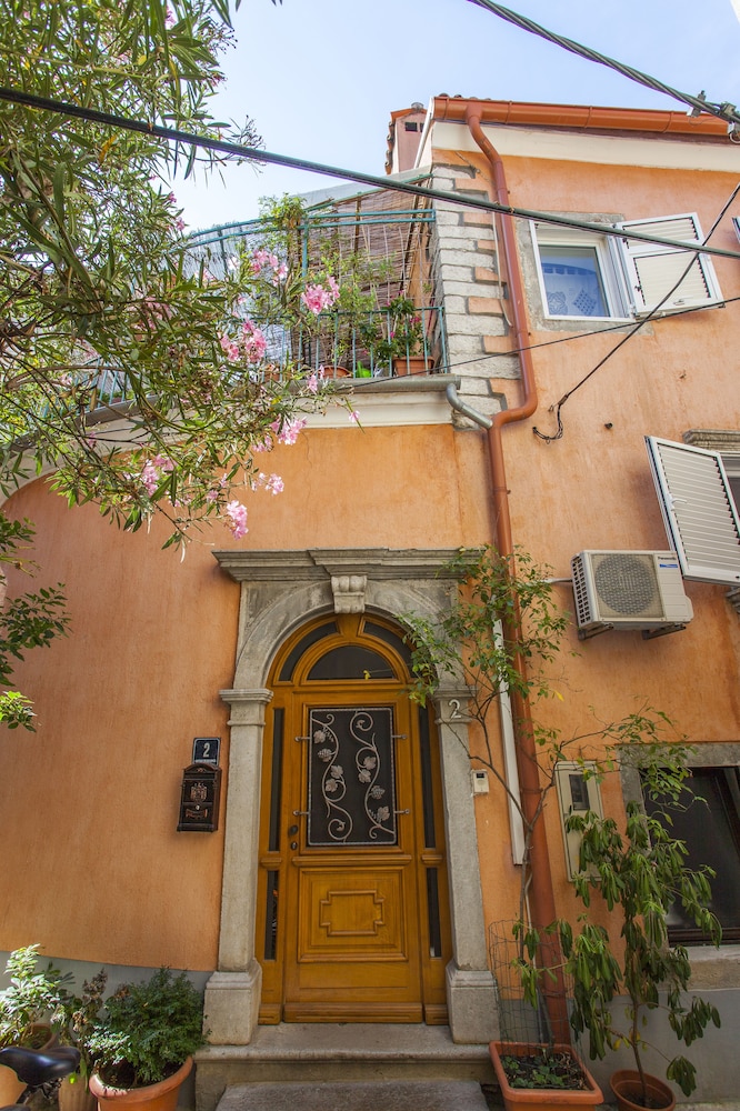 Guest House Floreus Cres