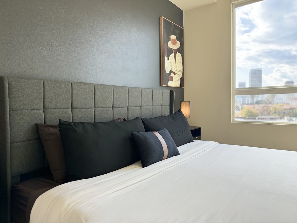 Beautiful 1 BR in LA Gym Pool 10mins to Cedar