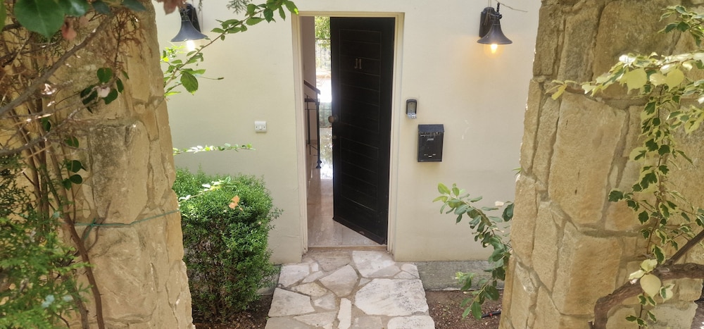 J1 Holiday House Adjacent to Aphrodite Hills