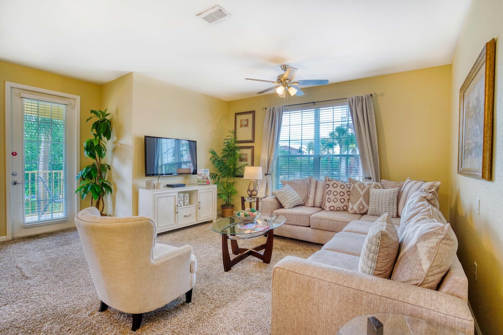 Cozy Condo W/private Balcony Steps to Conv. Ctr