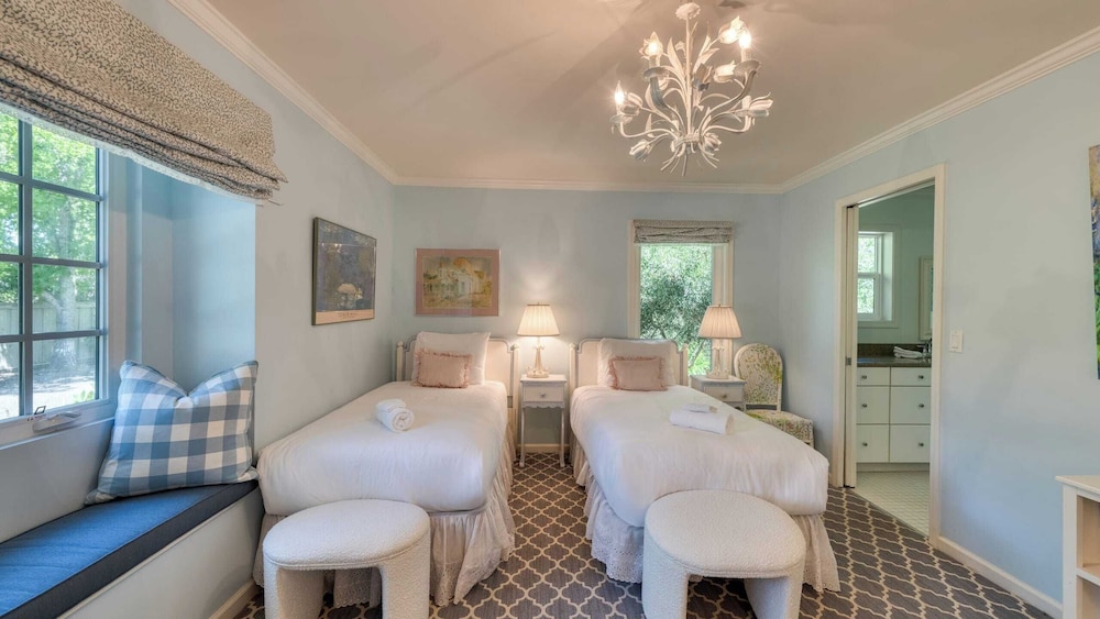 Glen Ellen Escape 5BR Retreat w/ Pool, Hot Tub, Hammocks & Vineyard Views