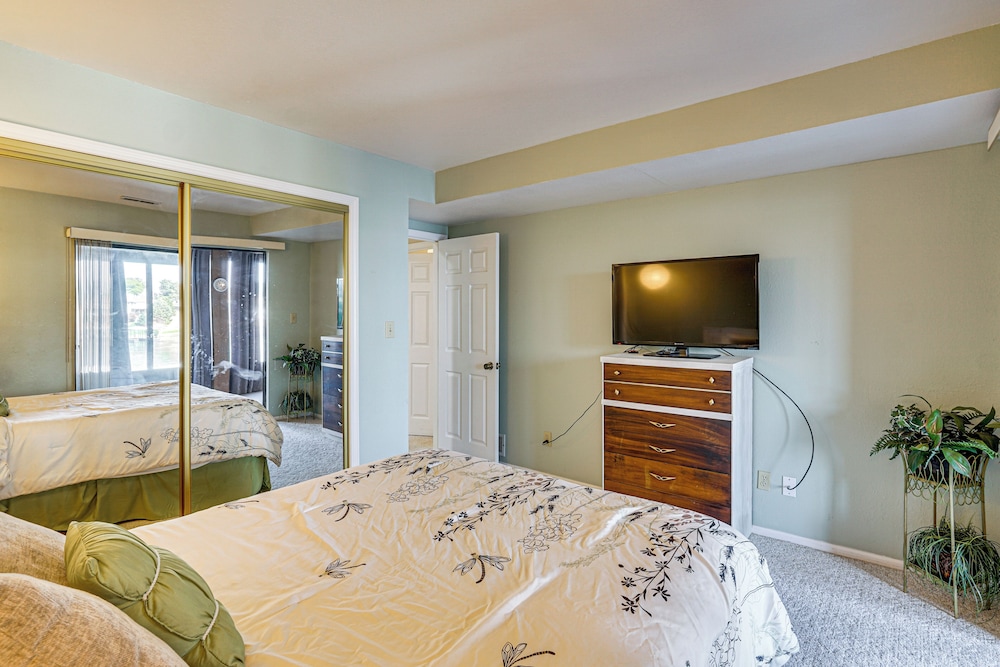 Boat Slip & Pool Access at Lake Ozark Condo!
