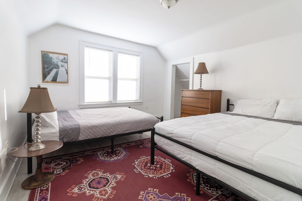 Detroit 4BR Home Bathtub & Pet Friendly Stay