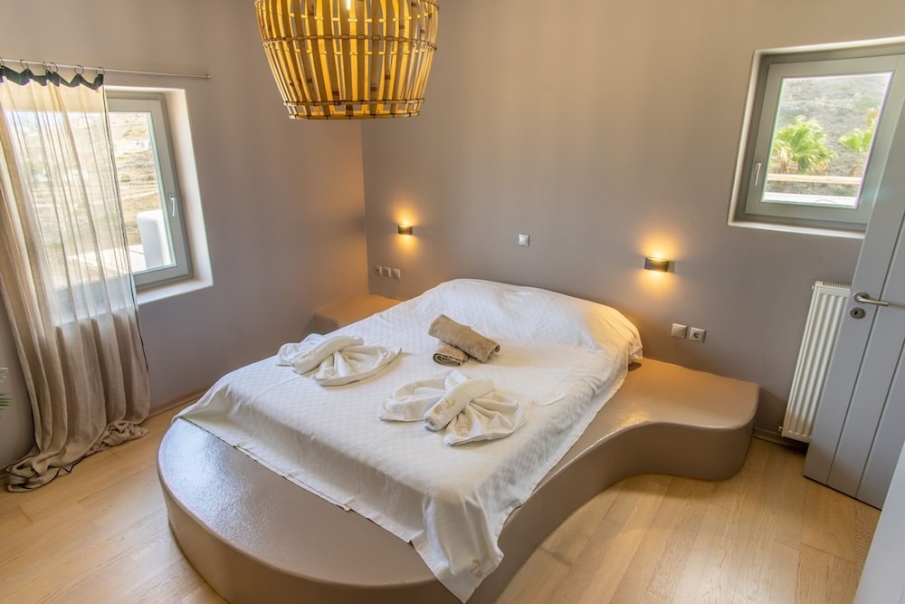 Luxury Villa Delphinus - Allparos Villas
