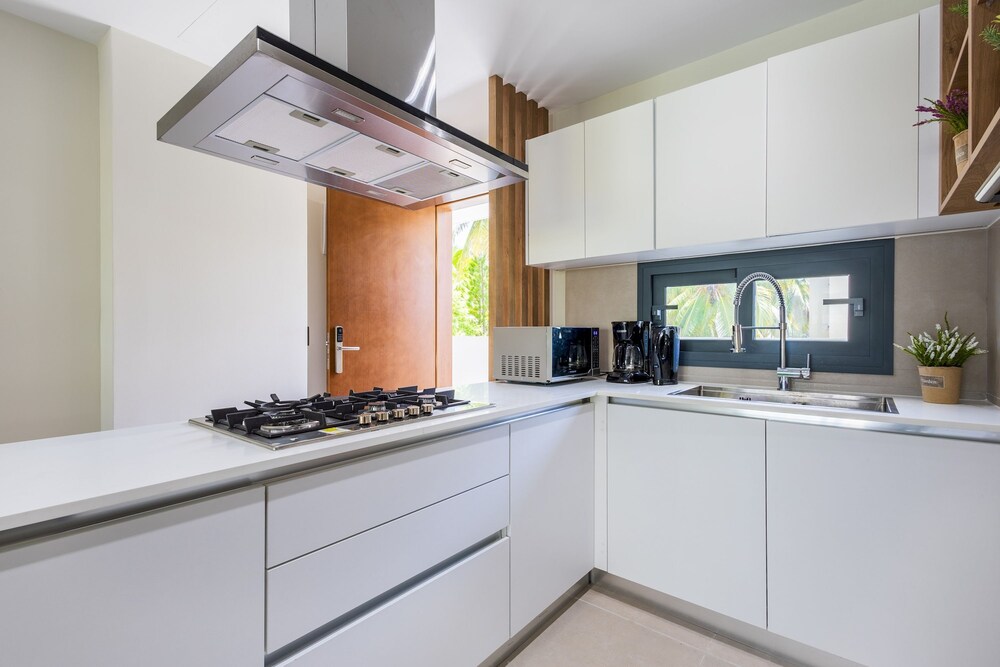 Chic 2BR Stay w Terrace Picuzzi 5 Min to Beach