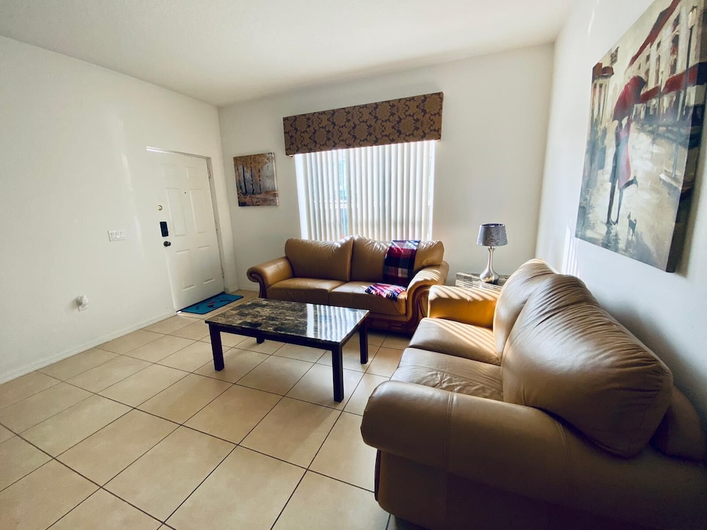 Huge Screened Patio That Overlooks Lake Buck, Near Famous Attractions!!