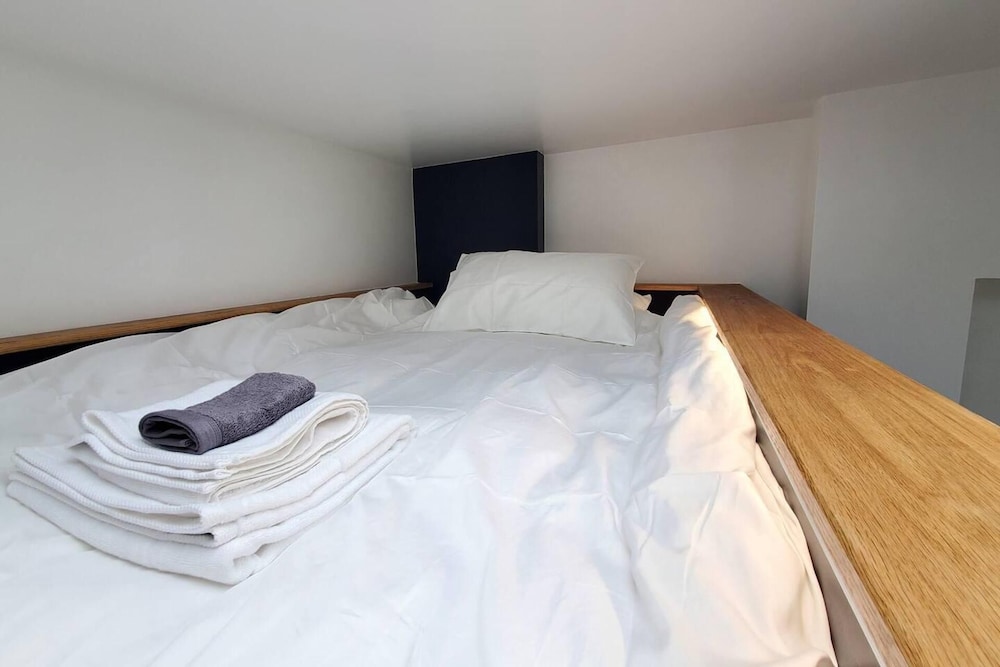 The Cedarwoods - Luxury Studio for 5! view 3