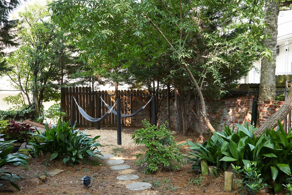 Apt1 Edenbrae - Serene Walkable Modern Retreat Named Best in Bham
