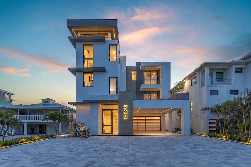 793 Shoreline Estate: 6bd/6br, Luxurious Pool Home On The Water! 6 Bedroom Home