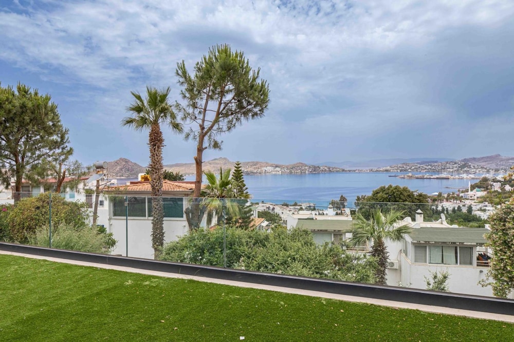 Stunning Villa With Private Pool and Luxuriest Views