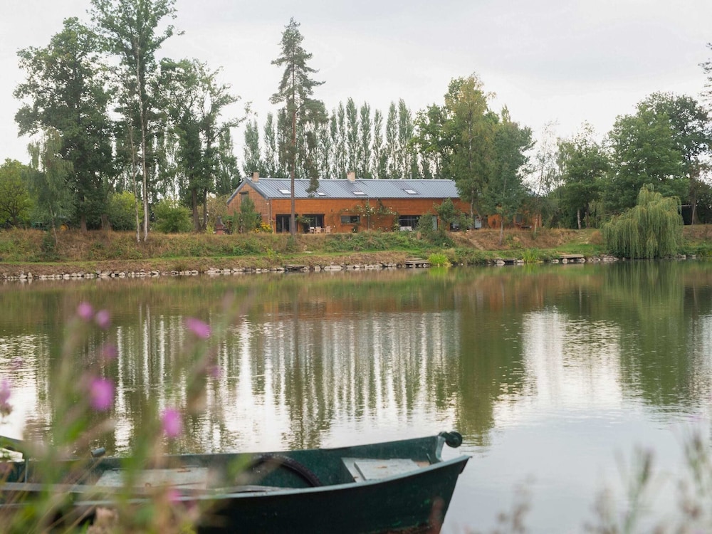 Idyllic Lakeside Cottage view 5