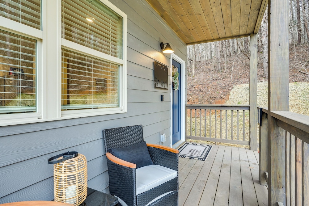Ideal Location & Mountain Views: Chattanooga Home!