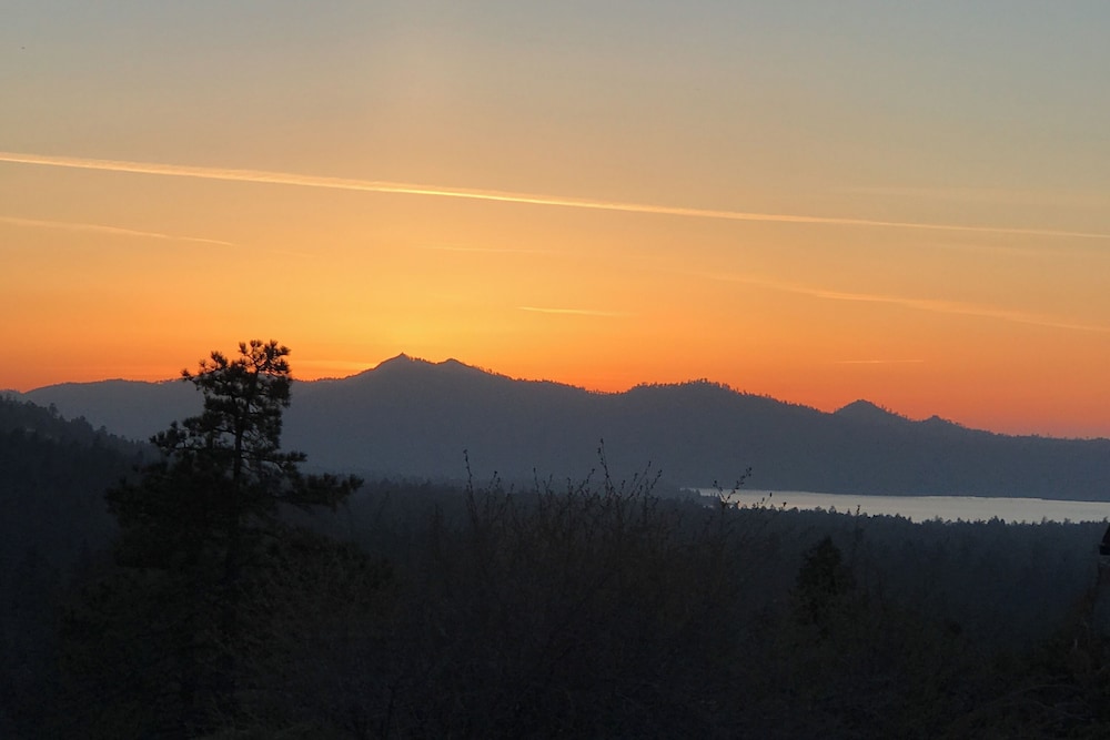 Mountain & Lake View Dog-friendly Retreat