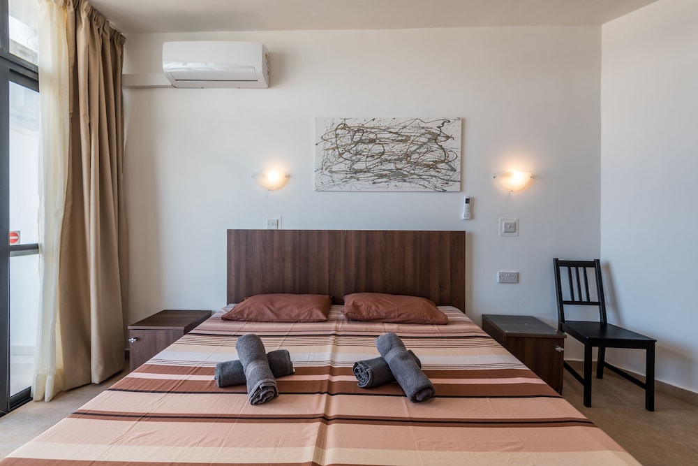 Seashells 2 bedroom Apartment with sunny terrace with stunning panoramic sea views by Getaways Malta photo 4