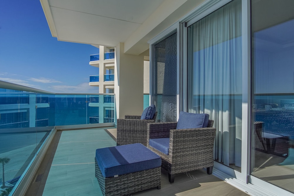 Beautiful 2 Bedroom Condominium Fully Equipped at the New Encantame Towers Verano 805
