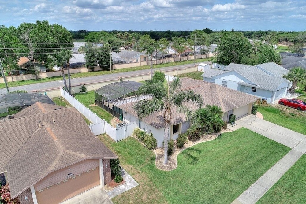 Relaxing Indian Ridge Home W/ Pool, Near Disney & More 4 Bedroom Villa