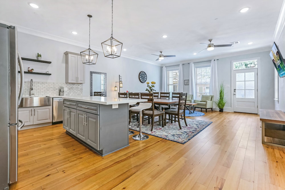 Stunning 4 BR Condo + Pool - Near St. Charles - Image 4