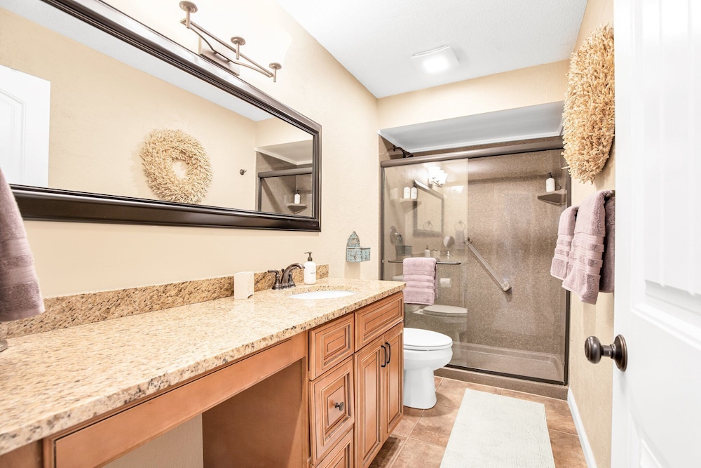 Spacious Family Friendly 3 Bed/3 Bath w/ Amazing Views, Lakeside Pool, & Boat Slip