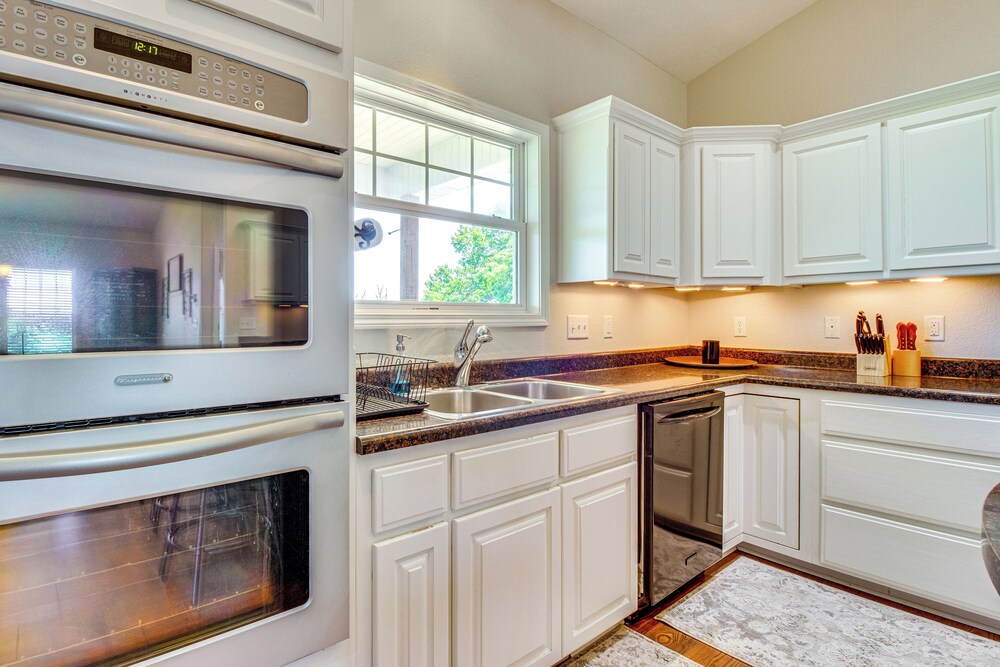 Near Bull Shoals Lake: Spacious Golfer's Getaway!