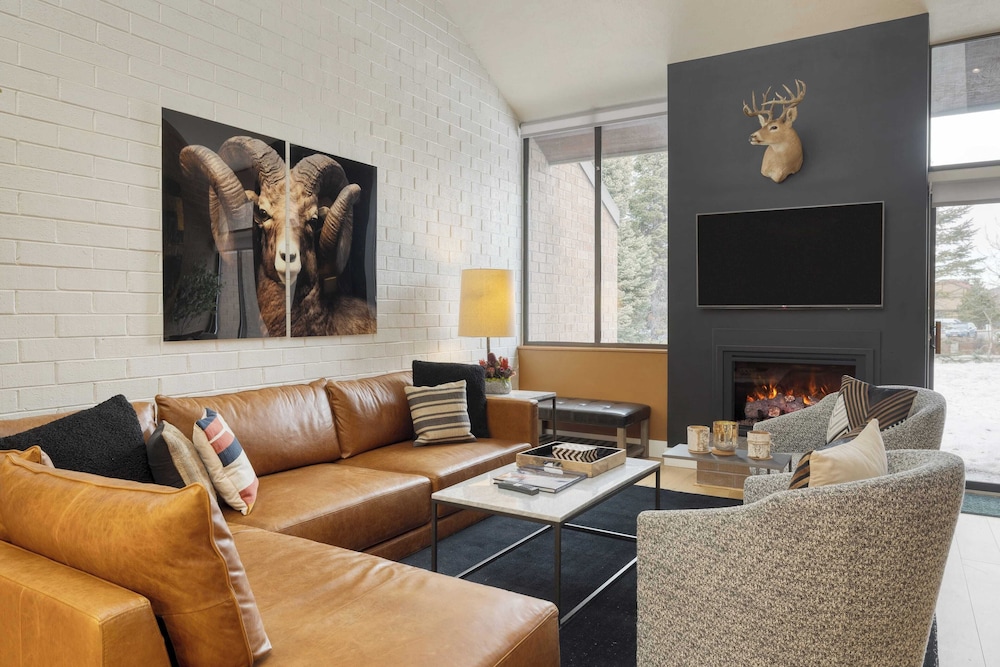 Parkside Condo by Avantstay Walk to Ski Lifts + Town Pool & Hot Tub Access