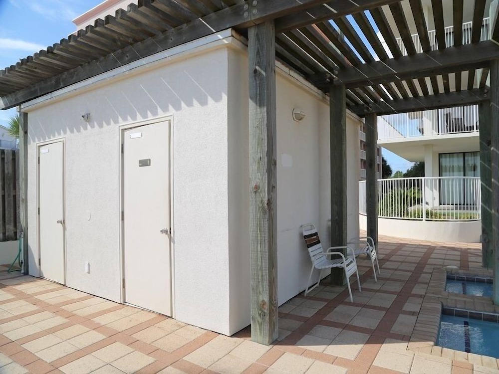 Shoalwater 1106 3 Bedroom Condo by RedAwning