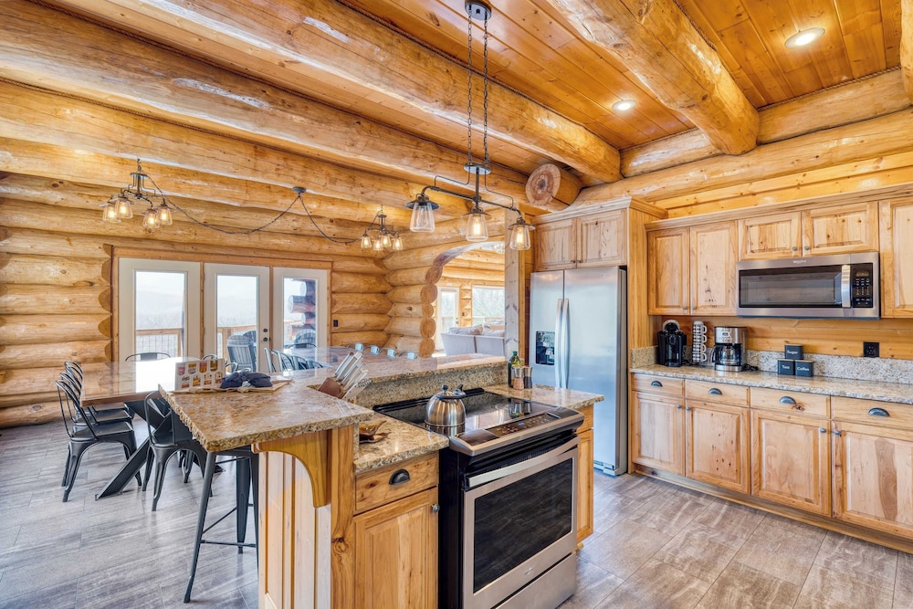 Pinnacle Chalet by Avantstay Luxury Cabin w/ Panoramic Views, Fireplace & Game Room