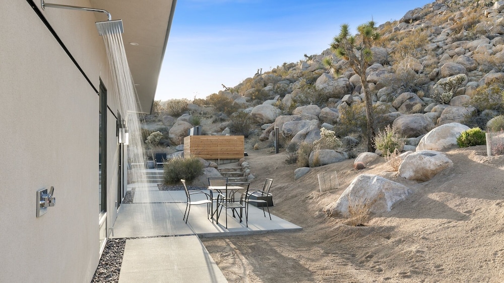 Desert Ridge - Hot Tub, Fire Pit, Bbq, Out Door Shower & Incredi 2 Bedroom Home by RedAwning view 5