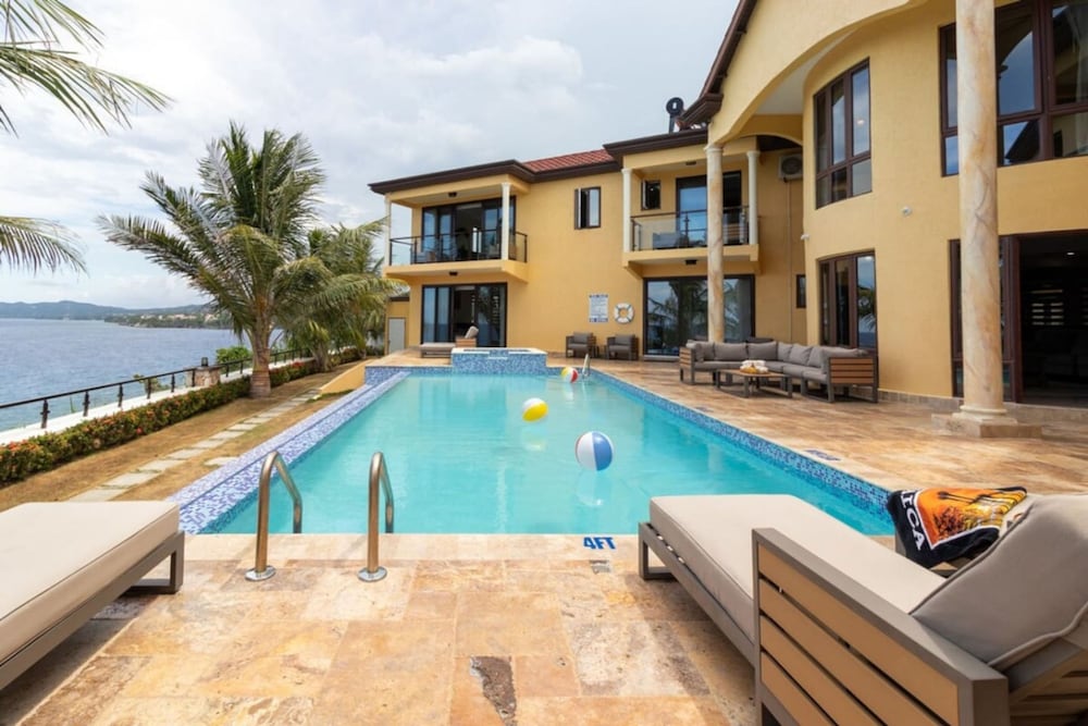 Luxury Oceanfront Villa in Tower Isle