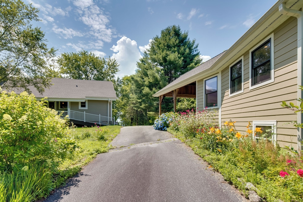 Getaway w/ Guest House - 6 Mi to Lake Glenville!