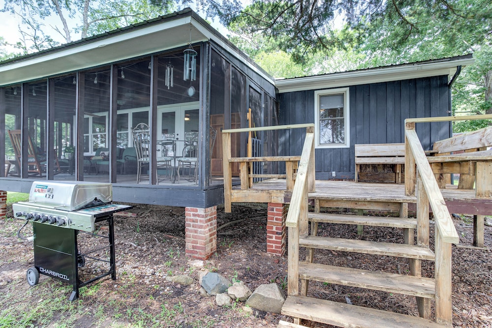 Lake Wateree Retreat: Dock & Screened Porch!