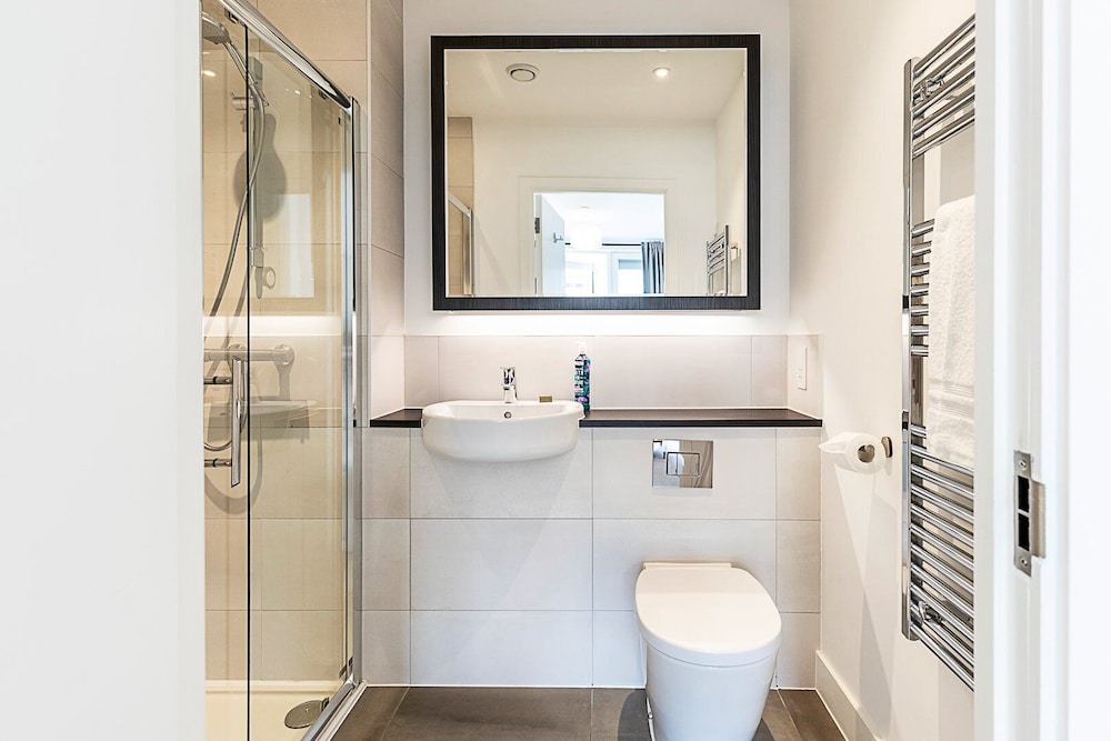 Modern 2-bed Flat With Terraces in Leyton