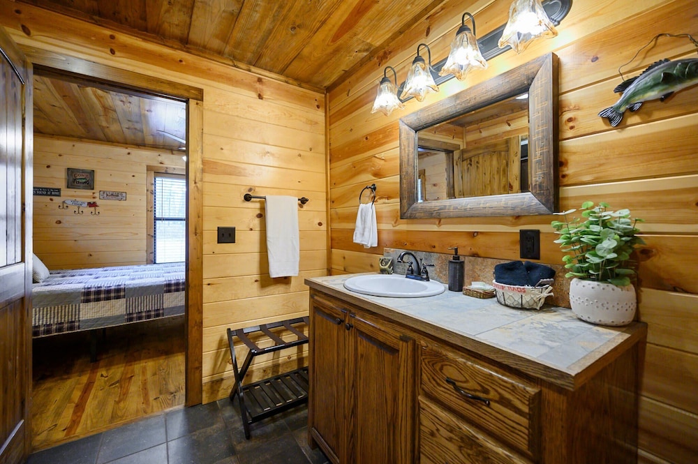 Whitetail Retreat Cabin for 13!