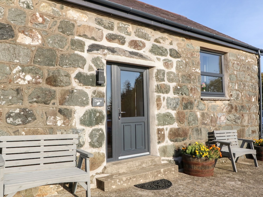 Tyddyn Sianel - Derw