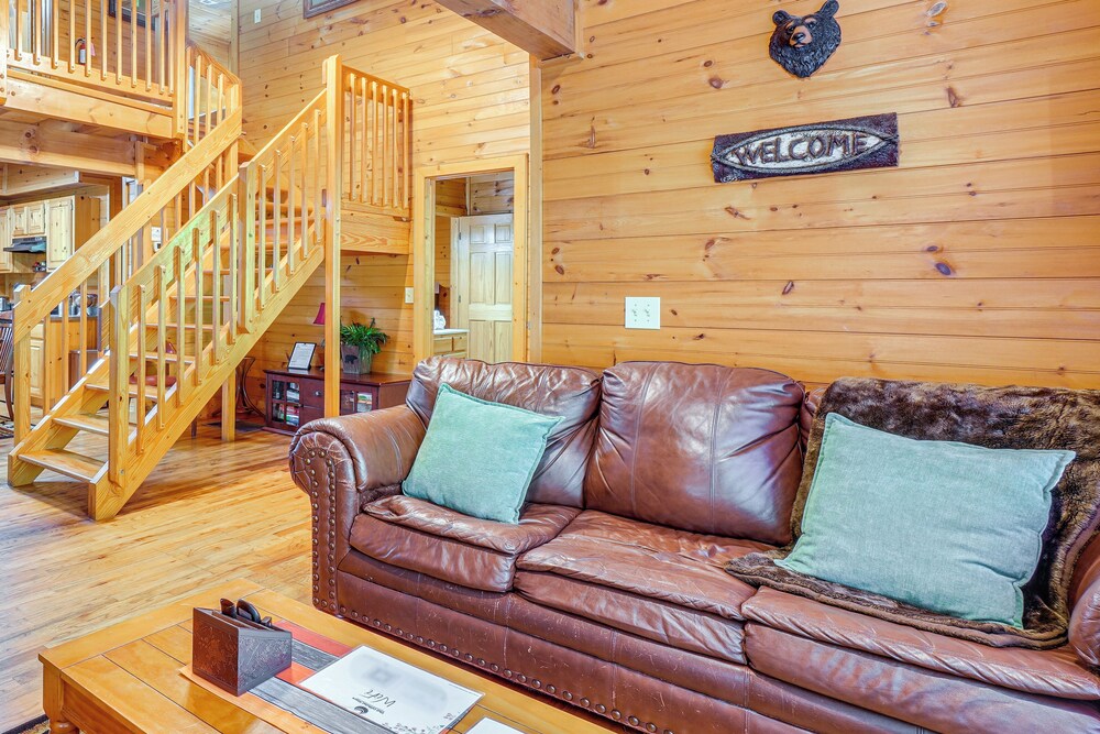 5 Mi to Gsmnp: Cabin w/ Hot Tub & Game Area