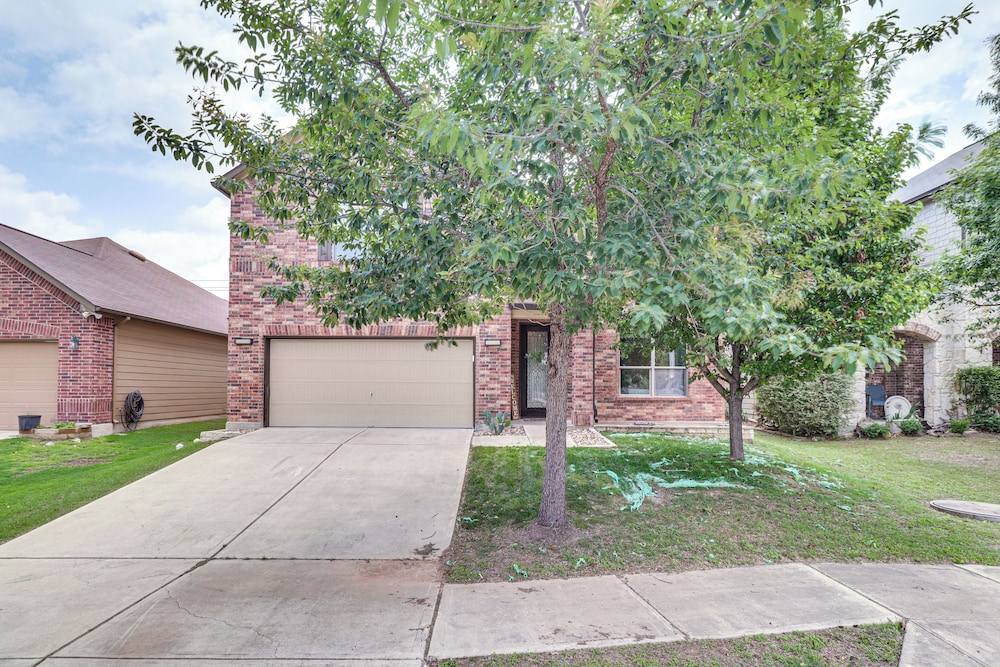 10 Mi to Dtwn Austin: Family Home w/ Communal Pool