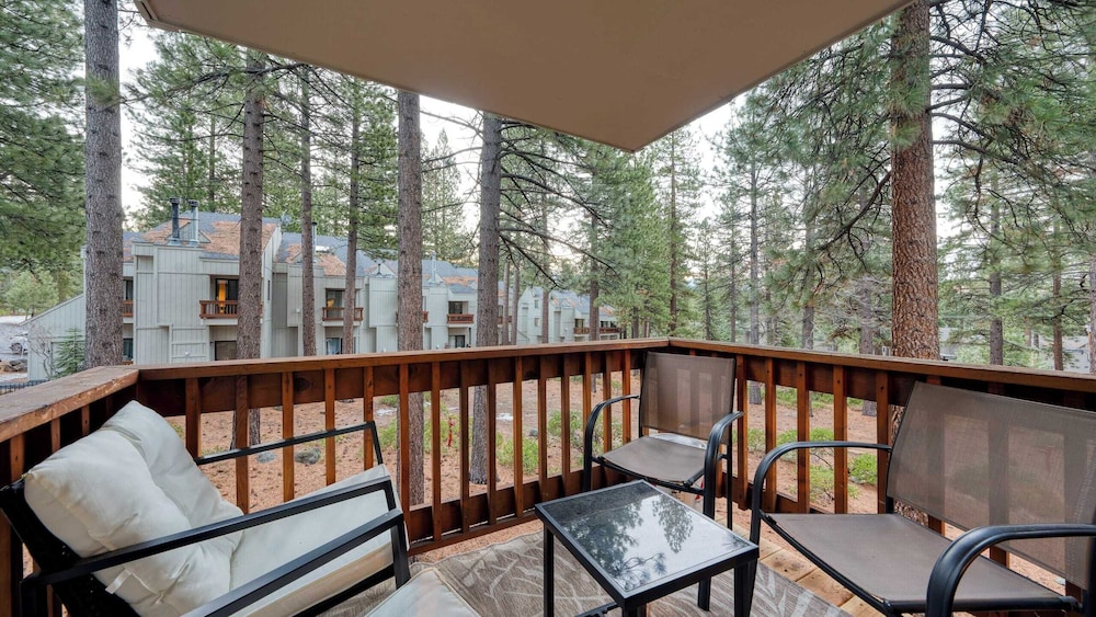 Crystal Pines Cozy Lake Tahoe Escape With Fully Equipped Kitchen and Balcony Views