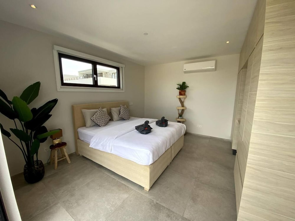 Impeccable 2-bed Apartment in Willemstad view 4
