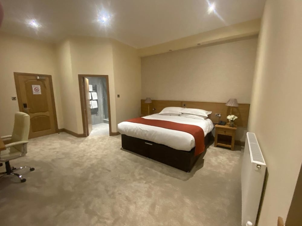 Dunfermline Vacations - The City Hotel - Property Image 2