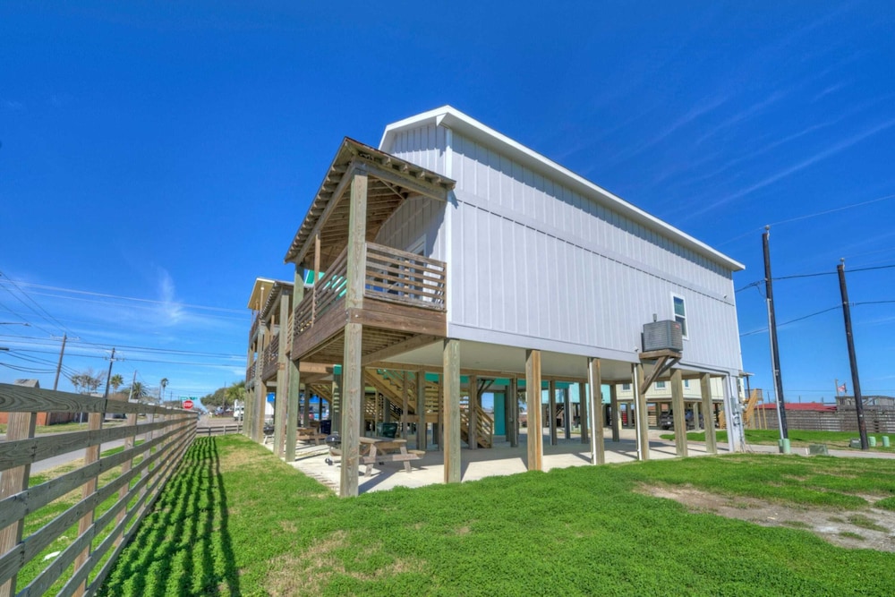 Sleeps 26 2 Homes w/ Waterfront Pool + Boat Dock Laguna Village Escape