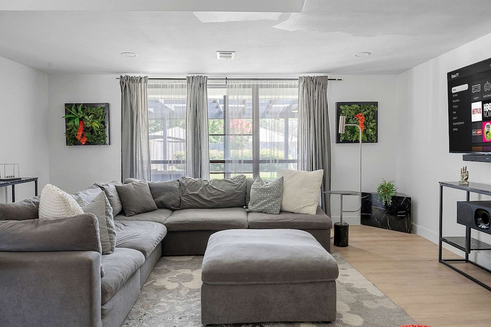 The Belvedere Pet Friendly Spacious Yard