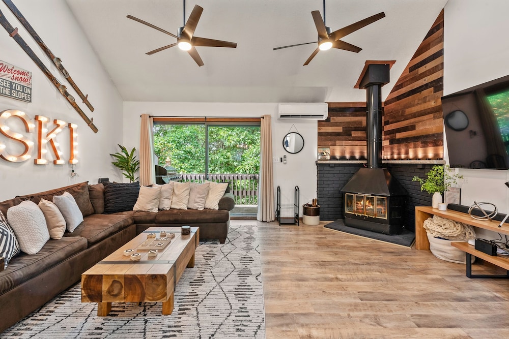 The Bear s Den by Avantstay Prime Location Renovated w Movie Game Room