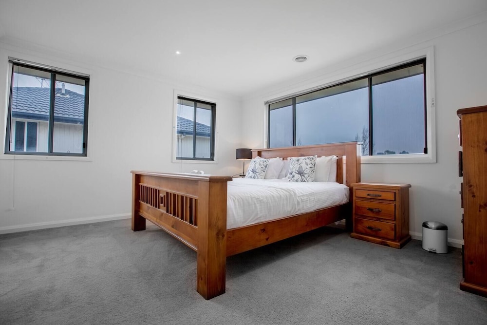 Superb Luxe 5BR House@point Cook Near Lake view 2