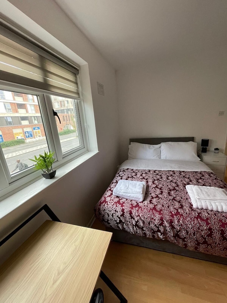 3-bed House - Garden & 30 Mins to Central London