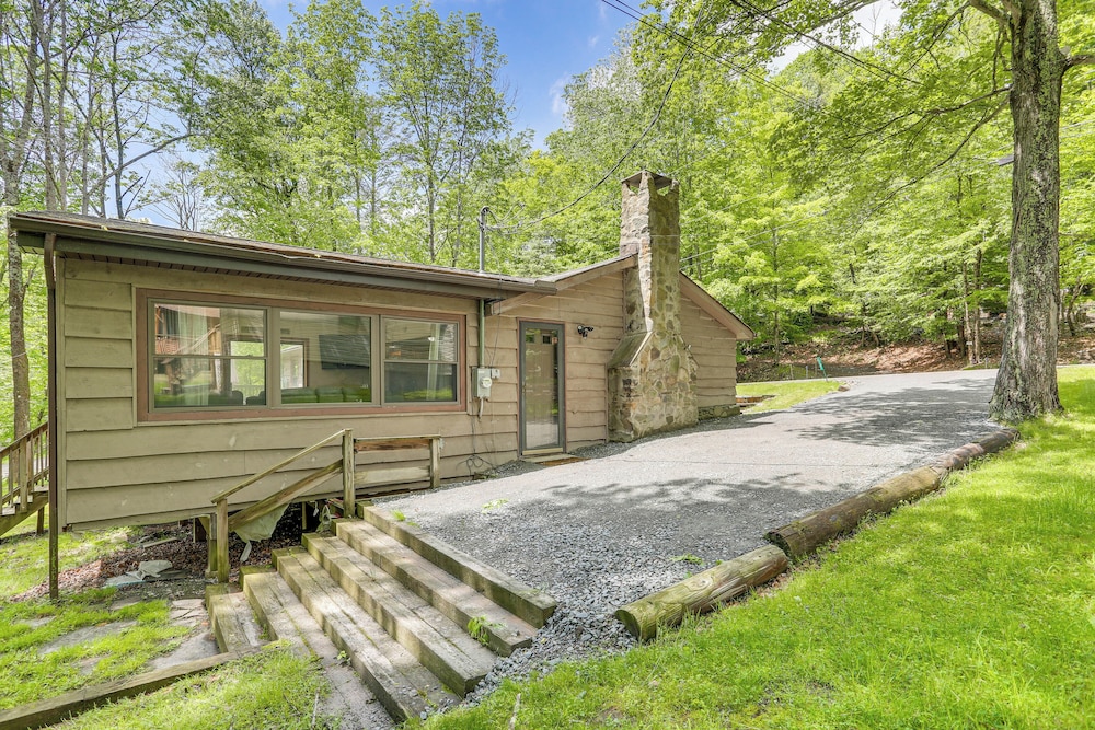 Spacious Lake Ariel Cabin w/ Deck + Pool Access!