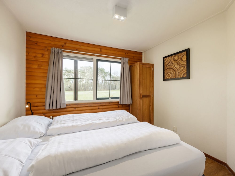 Wooden Bungalow With Dishwasher, 3 km. van Putten view 2