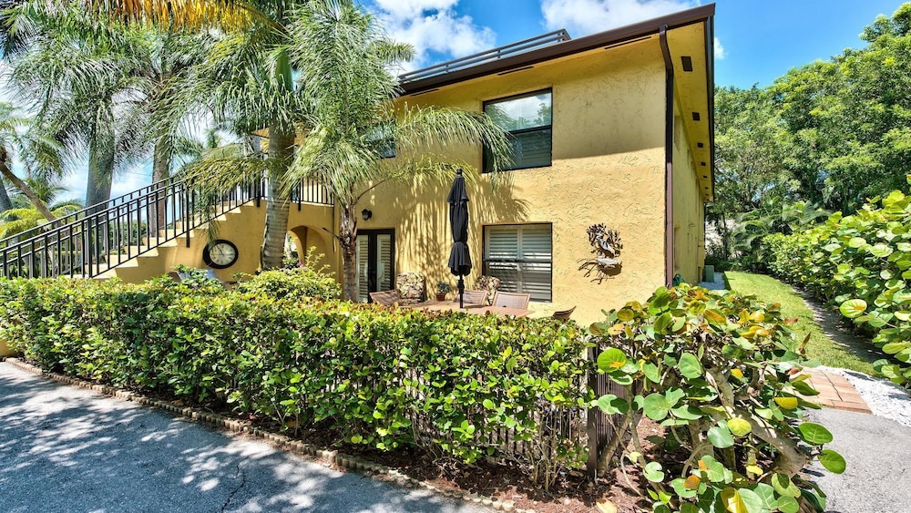 Le Monaco - Romantic 1 BR Condo Steps from 5th Ave S. Chic Coastal Retreat with King Bed and Beach Access. Perfect Location for Couples Near Dining, Shoppi