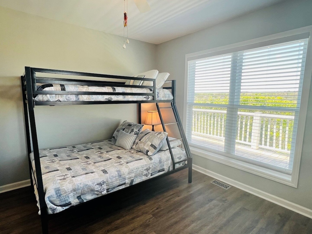 Just Breeze 'n 4 Bedroom Home by RedAwning