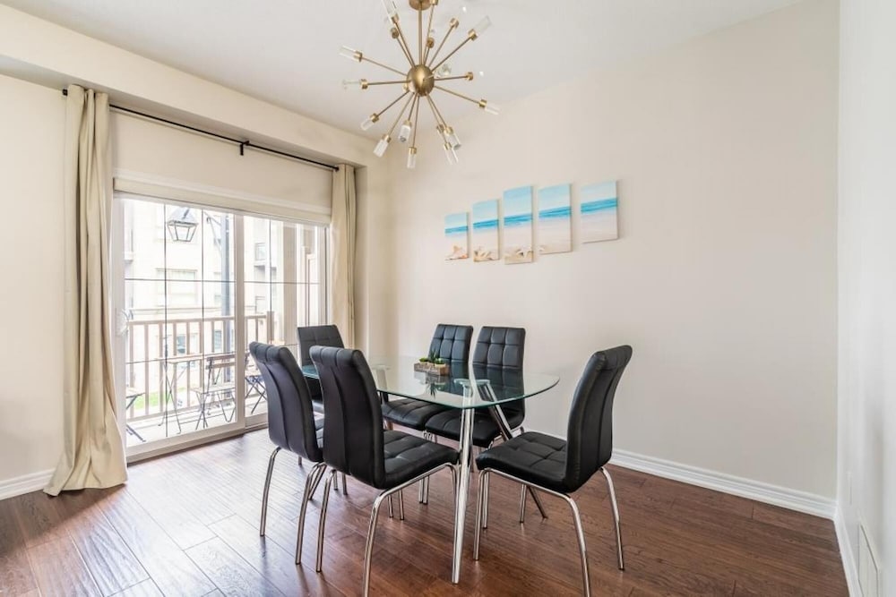 Toronto Vacations - 3BR 2 5BA Townhome 1 min to the Beach BBQ Parking - Property Image 5